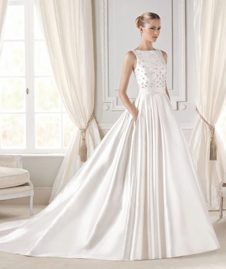 Váy cưới có đường viền cổ áo kín
