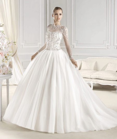 Closed wedding dress with lace top and beads