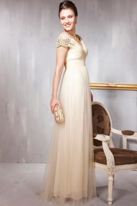 Bright accessories for a beige evening dress