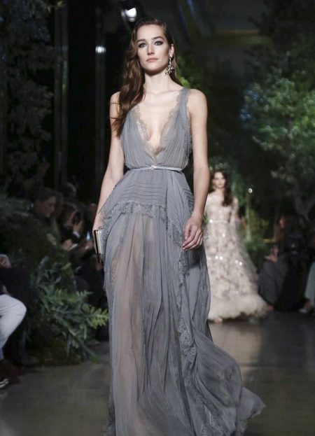 ชุดราตรีโดย Elie Saab พร้อมคอลึก