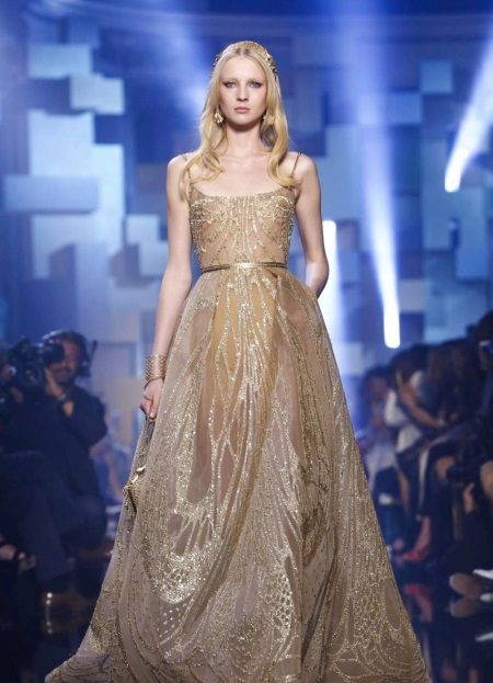 ชุดราตรีจาก Elie Saab สีเบจ