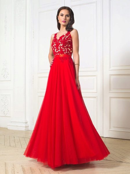 Dress evening with lace appliqué