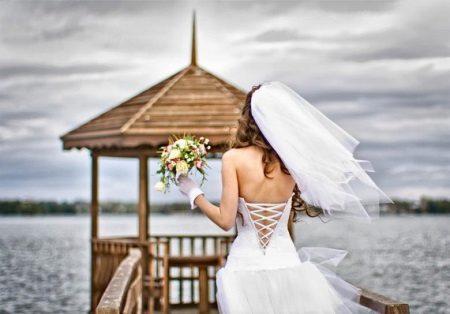 Váy cưới với corset bằng ren