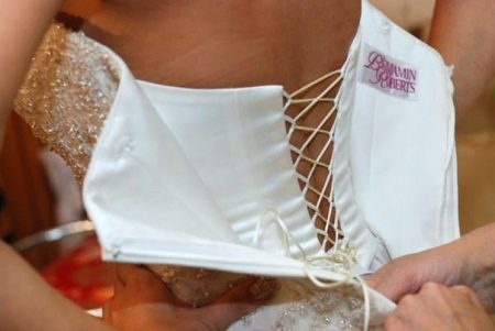 Váy cưới với corset ẩn