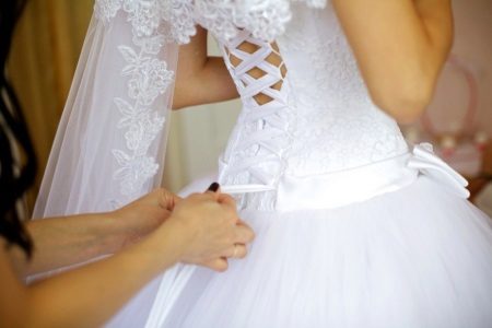 Lên váy cưới
