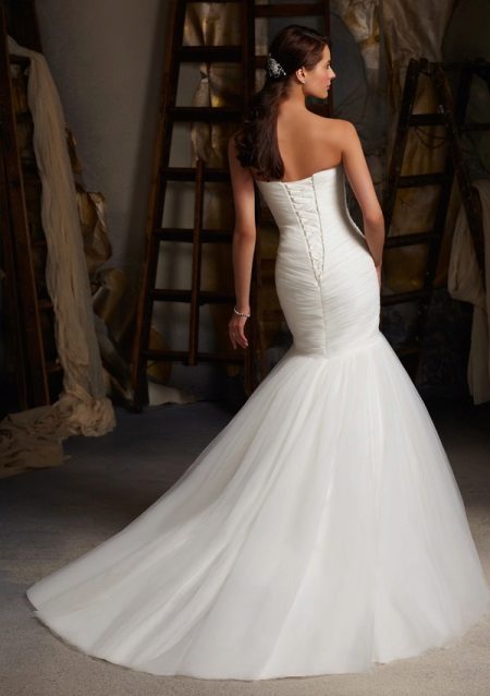 Váy cưới với corset