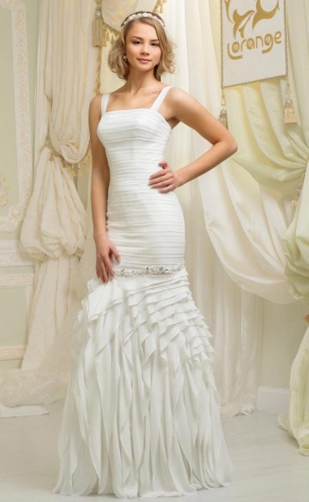 Váy cưới nàng tiên cá với váy xòe không lộng lẫy
