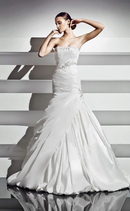 ชุดแต่งงานพร้อมผ้าม่านโดย Cupid Bridal