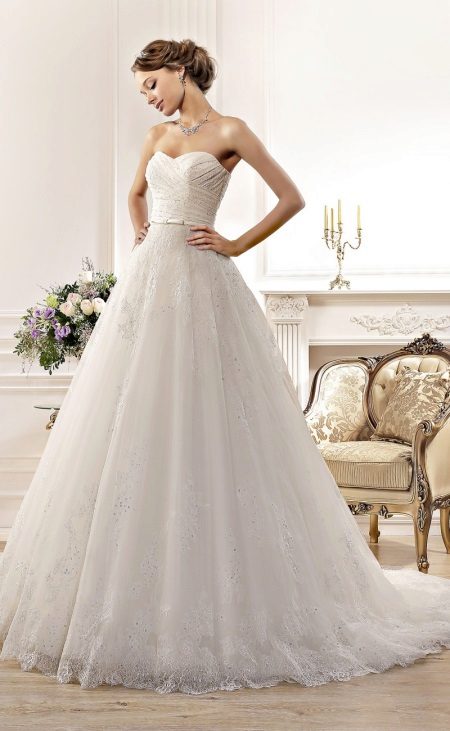 ชุดแต่งงานจากชุด Idylly โดย Naviblue Bridal พร้อมรถไฟ