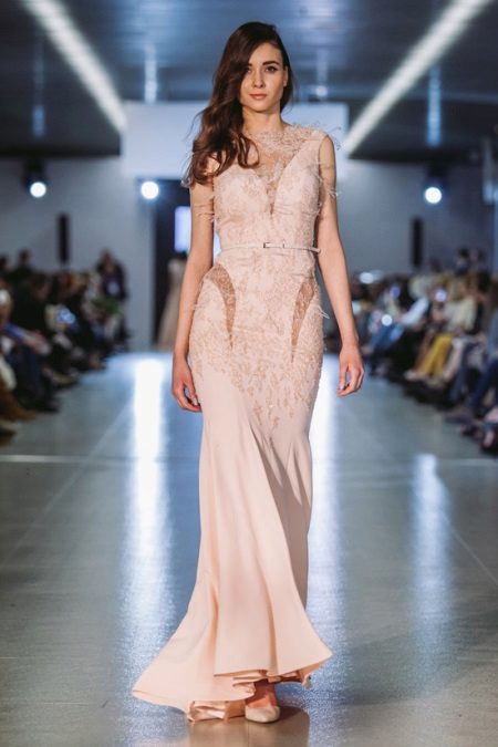ชุดราตรีจาก Oksana Mucha ที่มีเม็ดมีดโปร่งใส