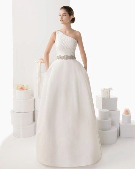 ชุดแต่งงานสุดหรูบนไหล่ข้างหนึ่งจาก Rose Clara 2014