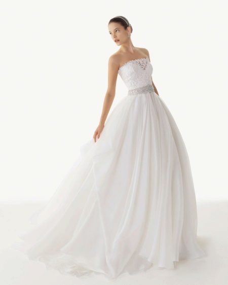 ชุดแต่งงานจาก Rose Klara 2013 พร้อมสายรัดลูกไม้