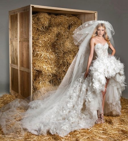 ชุดแต่งงานสูงต่ำจากคอลเลกชันฤดูใบไม้ผลิฤดูร้อน 2015 โดย Zuhair Murad