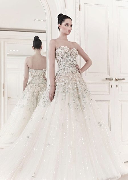ชุดแต่งงานจาก Zuhair Murad ตกแต่งด้วยรัดตัว