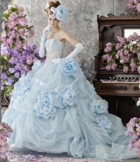Váy cưới màu xanh có găng tay