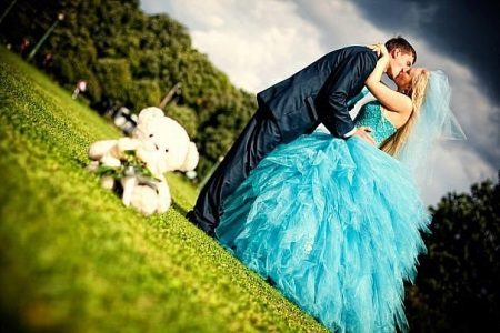 Váy cưới lộng lẫy màu xanh