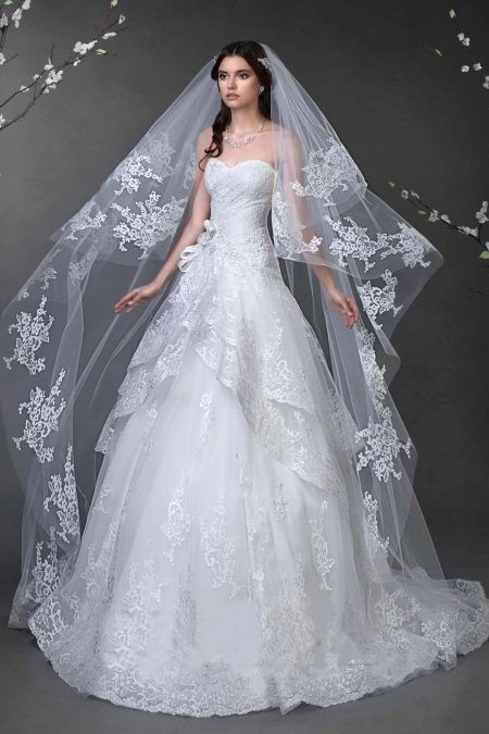 Váy cưới có mạng che mặt