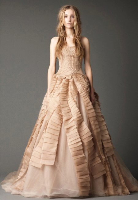 ชุดแต่งงานโดย Vera Wong จากคอลเลกชัน a-silhouette 2012