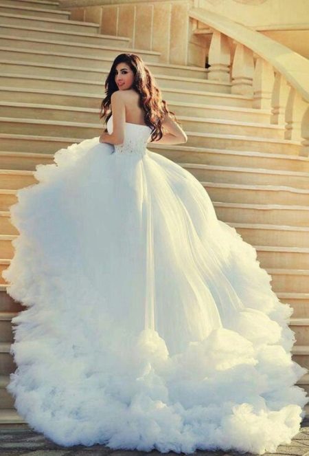 Váy cưới trắng lộng lẫy