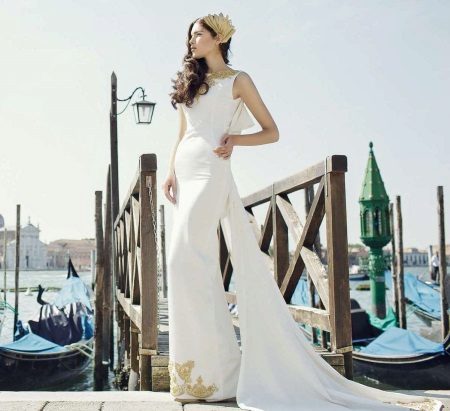 Váy cưới trắng với vàng