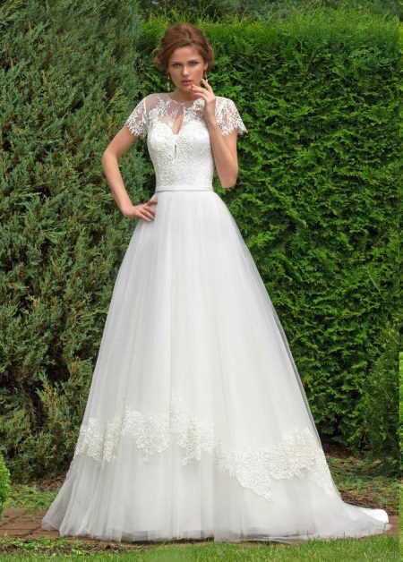 Váy trắng bồng bềnh của Lady White