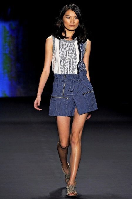 Váy với váy denim