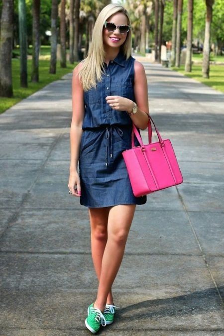 Váy denim với giày thể thao