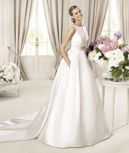 ชุดแต่งงานคลาสสิกโดย Pronovias