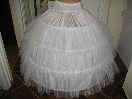 กระโปรงชั้นในที่มี ruffles บนแหวน