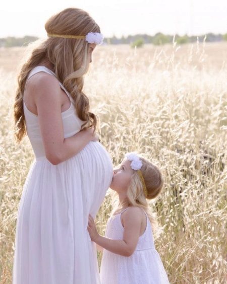 Dress for pregnant women - daughter kisses the belly