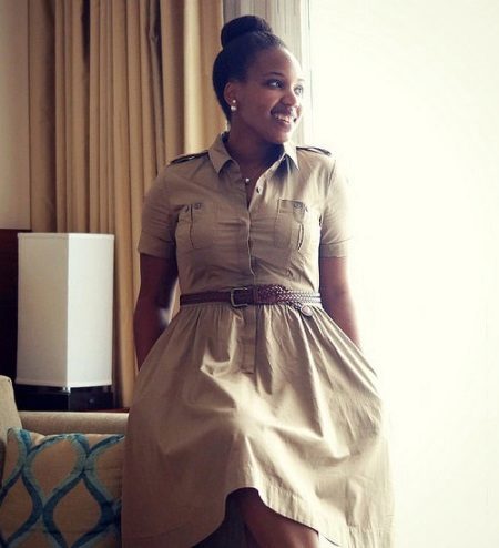 Beige safari dress na may leather strap para sa buong