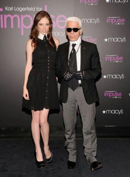 Magdamit ng isang puting kwelyo sa pamamagitan ng Karl Lagerfeld
