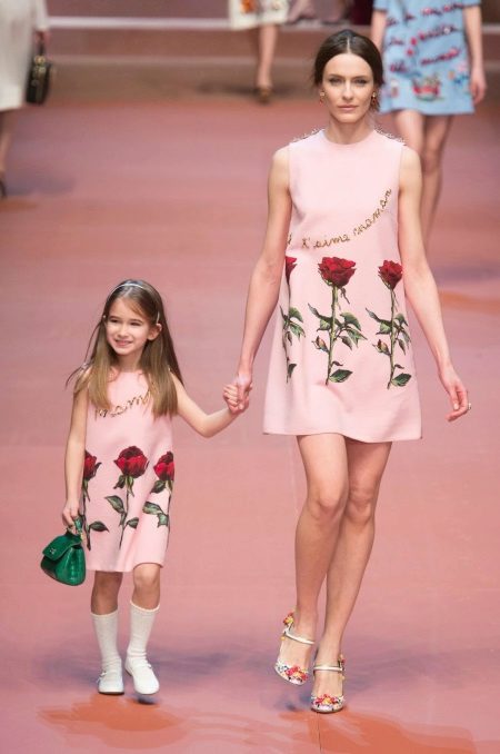 Rosas na damit na may floral print