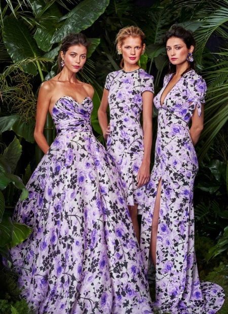 Puting damit sa sahig sa asul na floral print