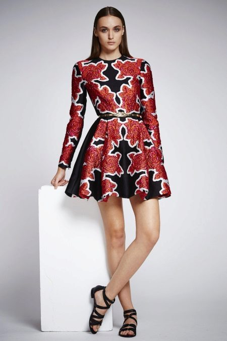 A-silweta maikling damit na may floral pattern