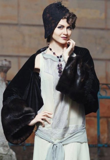 Váy xám Gatsby với mũ đen và Boa
