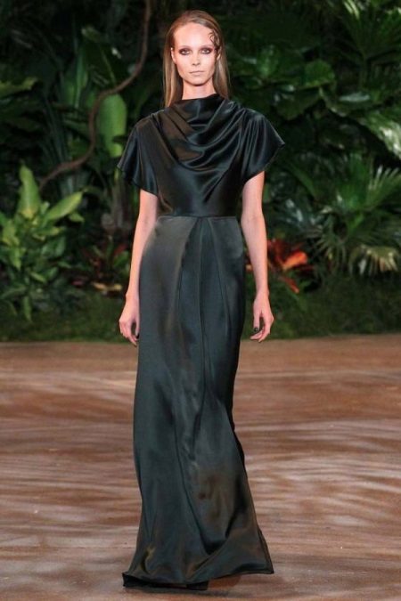 Silk dress na may maikling sleeves
