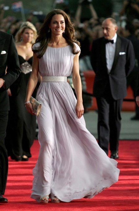 Magandang mahabang sutla na damit na si Kate Middleton