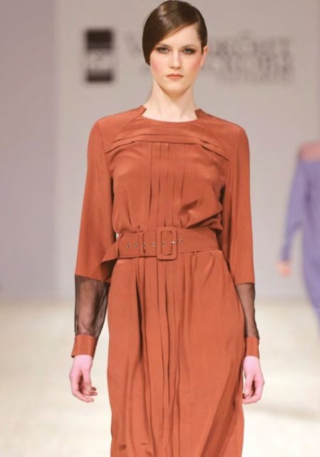 Silk dress na may chiffon sleeves