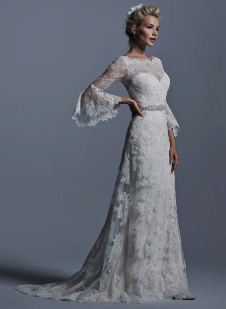 Guipure wedding dress na may tren