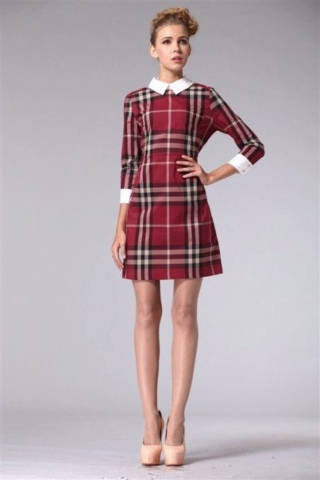 Red checkered na damit na may puting kwelyo