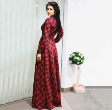 Floor-length na red dress na may mahabang sleeves