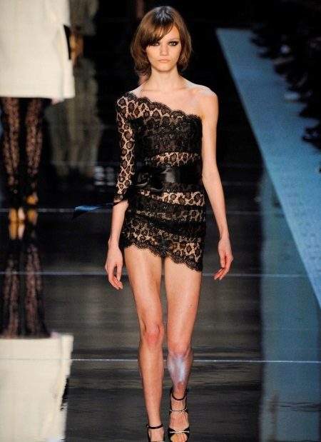 Maikling transparent lace dress sa isang balikat
