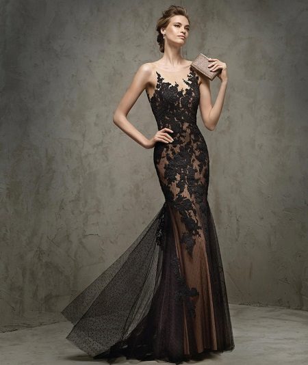 Lace Dress na may Rose sa pamamagitan ng Klara