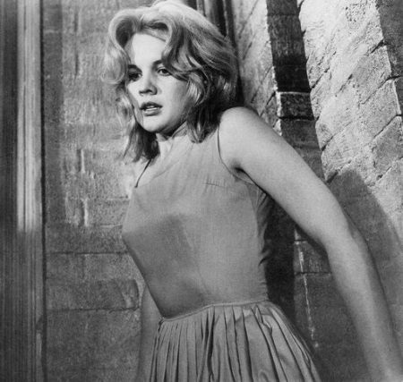 Ang pangunahing tauhang babae ng film Baby Doll 1956 (Pupa) sa isang damit na sanggol