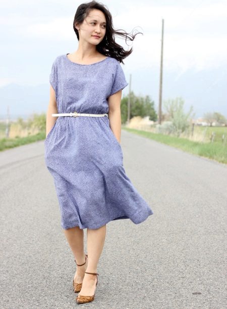 Giày màu be cho một chiếc váy đơn sắc của chủ yếu