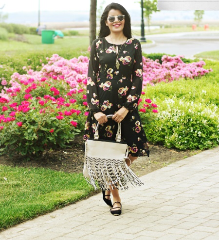 Váy đen với hoa hồng và một cái túi