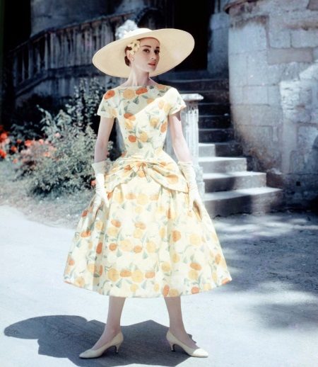 Audrey Hepburn ăn mặc sặc sỡ