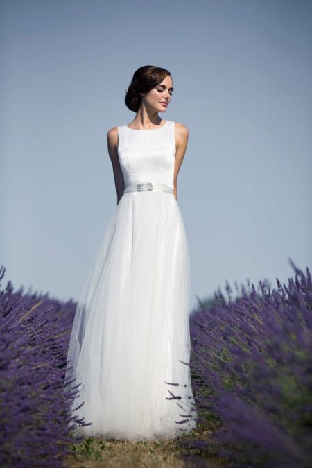 Váy cưới theo phong cách Audrey Hepburn xuống sàn