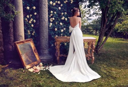 Ăn mặc với một chiếc xe lửa và một trở lại mở